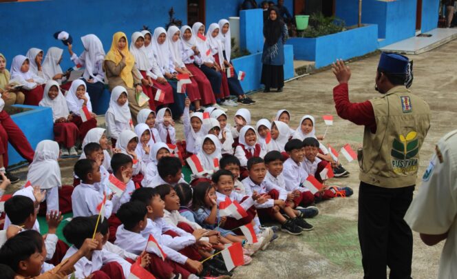 
					Relawan literasi sekaligus pemilik Rumah Baca Cahaya, Amir Hamzah. (Foto: Humas Dispersip)