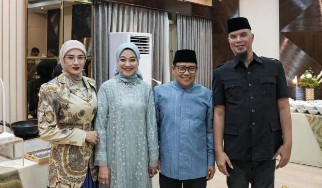 
					Ahmad Dhani bersama sang Istri, Mulan Jameela saat foto bersama dengan Ketum PKB, Muhaimin Iskandar bersama sang istri. (Foto: Istagram@ahmaddhani)