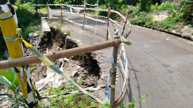 
					Kondisi jalan di Desa Patemon, Kecamatan Krejengan, Kabupaten Probolinggo/Suararakyatindo.