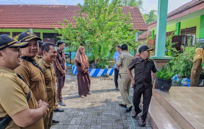 
					Momen Kepalada Desa, Baginda Purnomo beserta jajaran Pemerintah Desa Patemon saat bersilaturrahim dilembaga Pendidikan hingga kerumah warga/Suararakyatindo.
