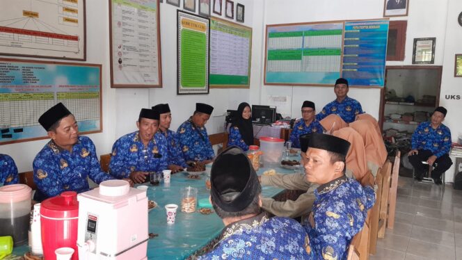 
					Kepala Desa berserta Jajaran Pemerintah Desa Patemon, Kecamatan Krejengan, Kabupaten Probolinggo, jalin Silaturahim di beberapa lembaga pendidikan di wilayah Desa Patemon/Suararakyatindo.