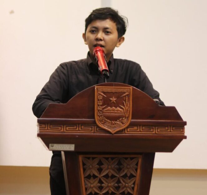 
					Azam selaku Sekretaris Jendral BEM Probolinggo Raya saat mengisi sambutan. 