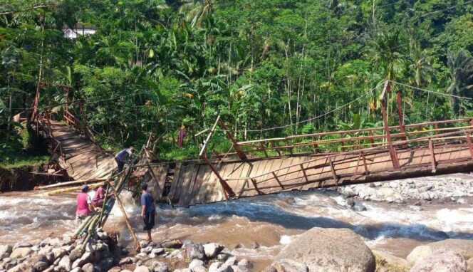 
					Kondisi akses warga, jembatan yang rusak parah akibat banjir/Istimewa.