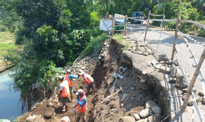 
					Perbaikan Tebing Longsor di Desa Patemon, Kabupaten Probolinggo. (Foto: Pemdes Patemon for Suararakyatindo)