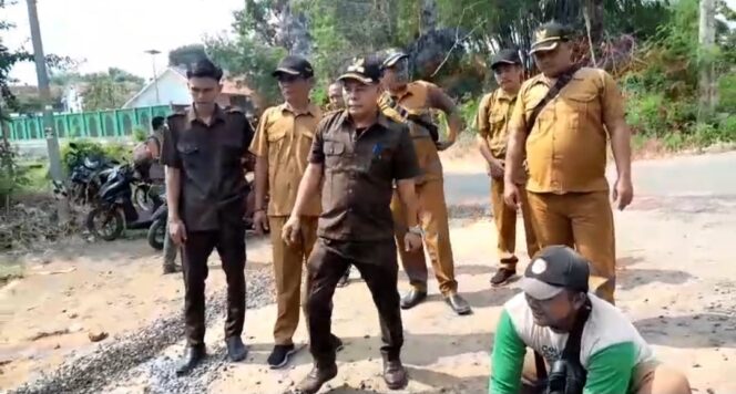 
					Kepala Desa Patemon, Baginda Purnomo bersama jajaran Pemerintah Desa saat meninjau langsung ke lokasi proyek pembangunan jalan desa/Suararakyatindo