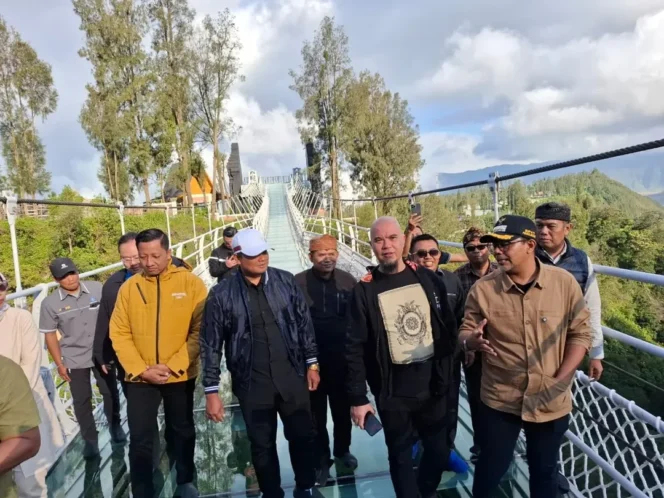 
					Musisi legendaris Indonesia mDewa 19, Ahmad Dhani disambut baik oleh Bupati Probolinggo, Mohammad Haris di Wisata Bromo.