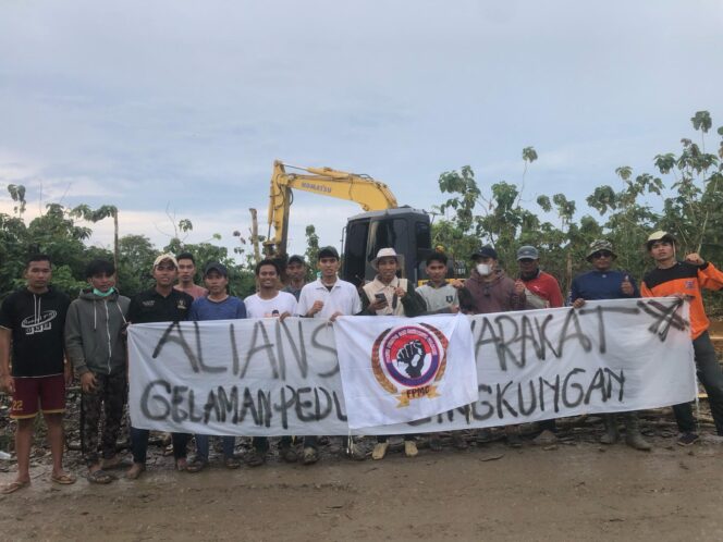 
					Forum Pemuda dan Mahasiswa Gelaman (FPMG) merelokasi sampah di poros jalan Desa Kalinganyar-Gelaman pada Minggu (6/8/2025). (Foto: Suararakyatindo.com)
