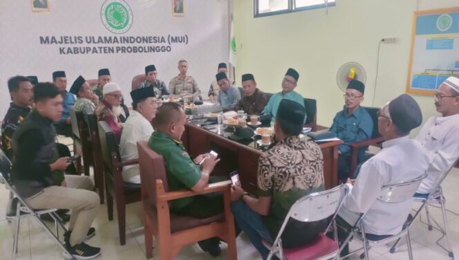 
					MUI bersama Muspika Pakuniran, perwakilan dua desa, unsur Nahdlatul Ulama (NU), dan Kementerian Agama (Kemenag) setempat menggelar rapat koordinasi lintas sektor pada Kamis (22/5/2025) di Kantor MUI Probolinggo.