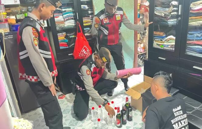 
					Polres Probolinggo saat menggelar razia Miras ilrgal.