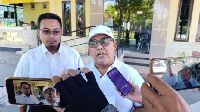
					Ketua Forum Peduli Akhlak dan Ketertiban Masyarakat (FPAKM), Mustofa usaai melaporkan salah satu warga Kraksaan Polres Probolinggo, Sabtu (10/5/2025). (Foto: Istimewa)