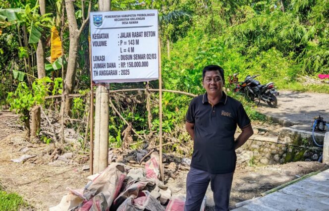 
					Kades Rawan H. Mustofa Saat tinjau perbaiki jalan.