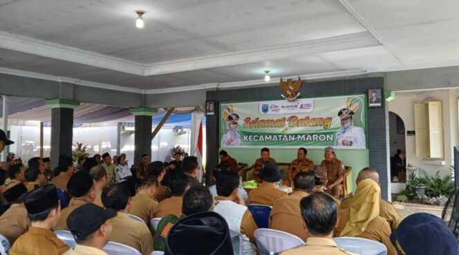 
					Bupati dan Wakil Bupati Kabupaten Probolinggo saat serap aspirasi di Kecamatan Maron.