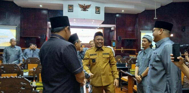 
					Wabup Fahmi AHZ saat menghadiri acara Paripurna Pelaksanaan Anggaran di Gedung DPRD Kabupaten Probolinggo.