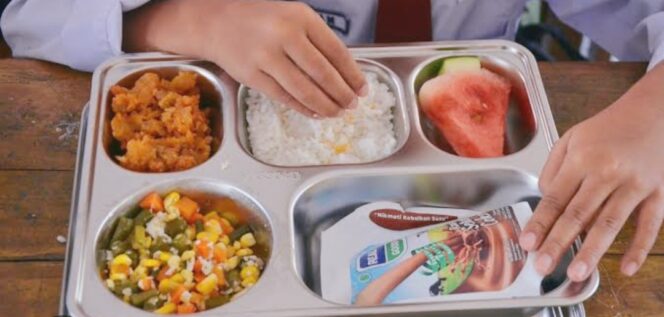 
					Ilustrasi makanan bergizi gratis untuk siswa dan siswi.