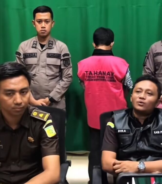 
					Kejari Probolinggo saat melakukan jumpa Pers pelaku dana hibah bendahara sekolah SMP.