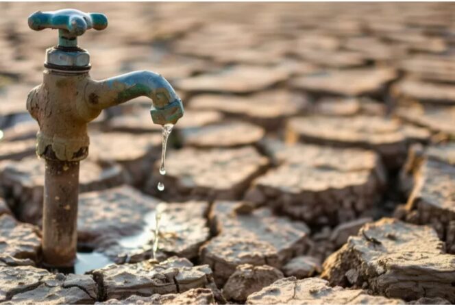 
					Ilustrasi air bersih yang menyirami tanah kekeringan.