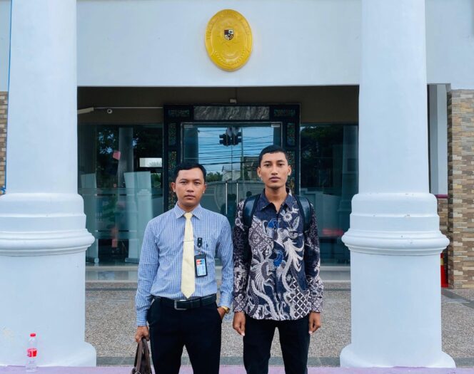 
					Kuasa Hukum Korban, Diyaul Hakki (kanan) dan rekannya setelah menghadiri persidangan di PN Sumenep pada Rabu (7/5/2025). (Sumber foto: SRI)