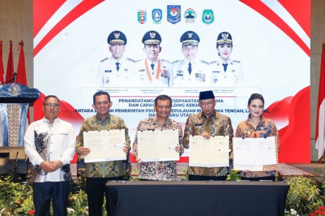 
					Gubernur Jawa Tengah Ahmad Luthfi bersama Gubernur Riau Ansar Ahmad, Gubernur Lampung Rahmat Mirzani Djausal, dan Gubernur Maluku Utara Sherly Tjoanda Laos, saat penandatanganan kerja sama antardaerah. (Foto: Pemprof Jateng)