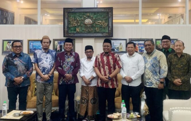 
					Anggota DPR RI Muhammad Khozin sowan ke Masyayikh Pondok Pesantren Nurul Jadid, Minggu (15/6/2025). (Foto: Istimewa)
