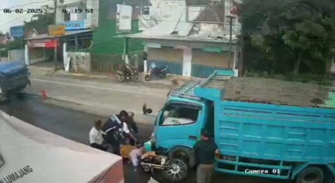 
					ang,  Kecelakaan maut kembali terjadi di jalur distribusi pasir Lumajang. Dua orang warga Tempursari. (Foto: Tangkaplayar CCTV)