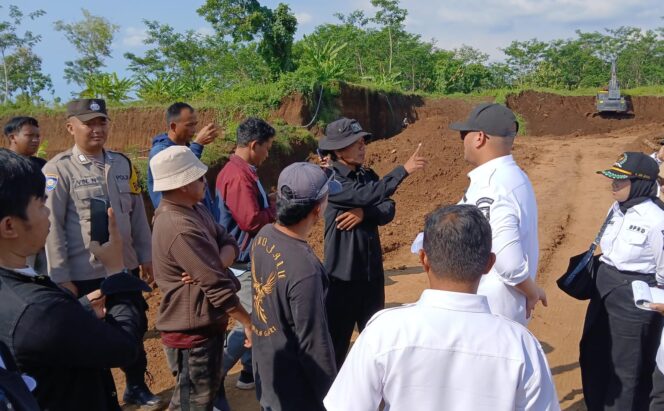
					Warga dan Pengelola Tambang Adu Mulut Perkara Tambang di Brabe, Komisi III DPRD Probolinggo: Kita Cari Titik Temu