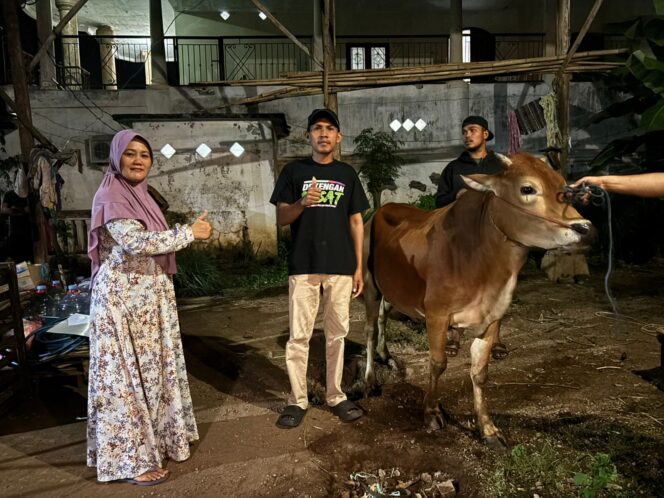 
					Relawan H. Faisol.Riza saat menyerahkan hewan Sapi kurban.