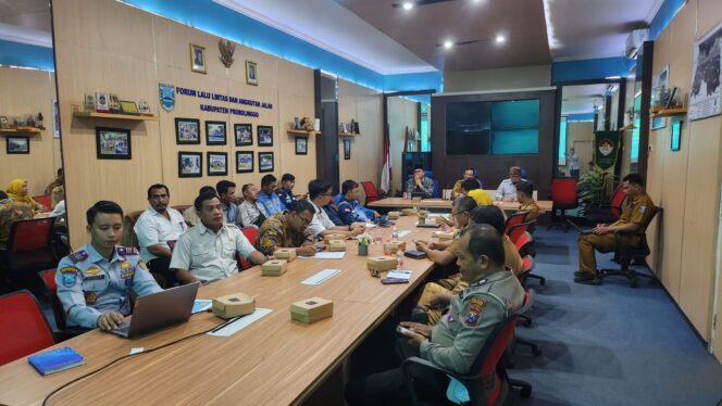 
					Rapat rencana pemasangan PJU di Exit Tol Kraksaan. (Kominfo Pemkab Probolinggo)