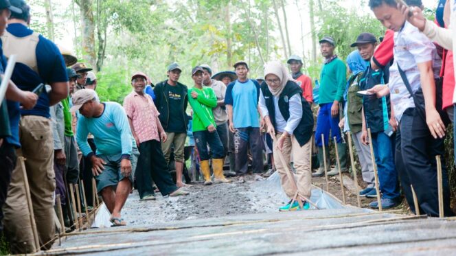 
					Gotong Royong Masyarakat dan Pemerintah Perbaiki 3 Ruas Jalan Desa di Candipuro Lumajang