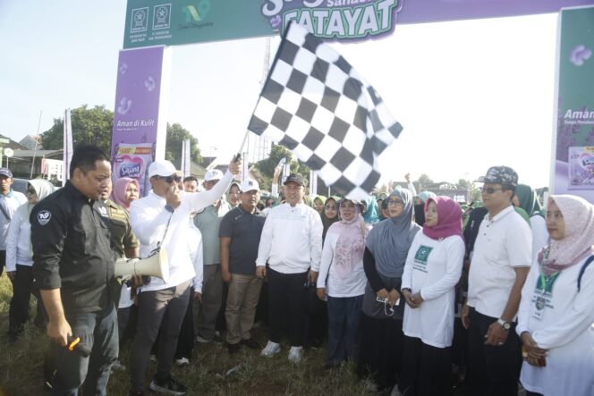
					Bupati Probolinggo, Mohammad Haris saat melepas ribuan peserta jalan sehat yang digelar Pengurus Fatayat NU Kabupaten Probolinggo. (Foto: Istimewa)