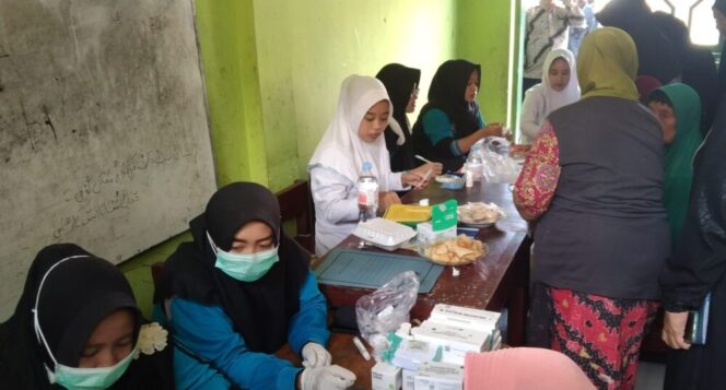 
					Tanaszaha Krejengan gandeng unhasa saat melakukan cek kesehatan gratis 