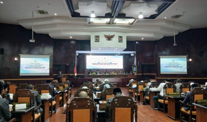 
					Rapat Paripurna Penyampaian Laporan Hasil Kegiatan Banggar yang Membahas Raperda Laporan Pertanggung Jawaban Pelaksanaan APBD Tahun Anggaran 2024 di Gedung DPRD Kabupaten Probolinggo, Senin (16/6/2025). (Foto: Zeqiuddin)
