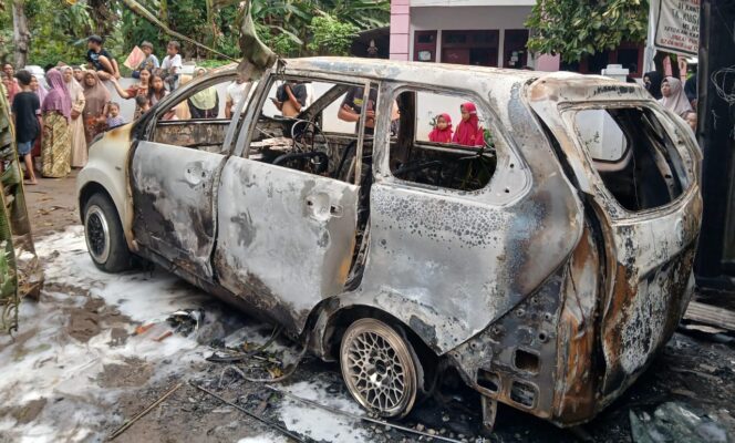 
					Kondisi mobil saat ini usai terbakar. (Foto: Zeqiuddin/Suararakyatindo)