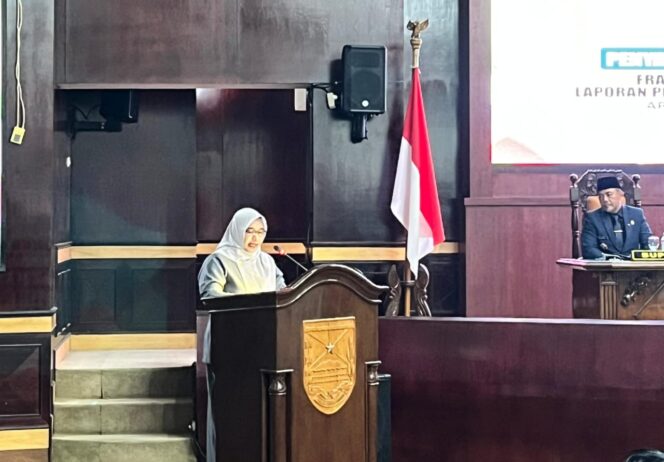 
					Dewi Azizah, Sekretaris Fraksi PKB Kabupaten Probolinggo saat menyampaikan pendapat akhir fraksinya mengenai Rancangan Perda Pertanggungjawaban Pelaksanaan APBD Tahun Anggaran 2025, Selasa (17/6/2025). (Foto: Istimewa)