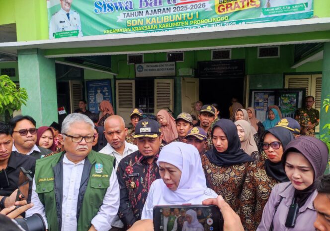 
					Gubernur Jawa Timur, Khofifah Indah Parawansa didampingi Wakil Bupati Probolinggo, Fahmi AHZ, dan Kepala Dinas PU SDA Jatim, Ir. Baju Trihaksoro saat meninjau pembangunan bronjong di Desa Kalibuntu, Kabupaten Probolinggo, Kamis (19/6/2025). (Foto: Zeqiuddin/Suararakyatindo)