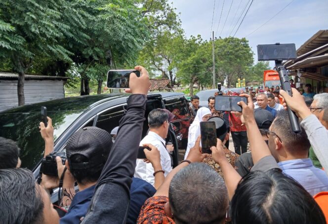 
					Gubernur Jatim Khofifah Indar Parawansa saat mengunjungi SDN Kalibuntu I pada Kamis (14/6/2025) dan melihat langsung kerusakan akibat banjir. (Foto: Zeqiuddin/Suararakyatindo)