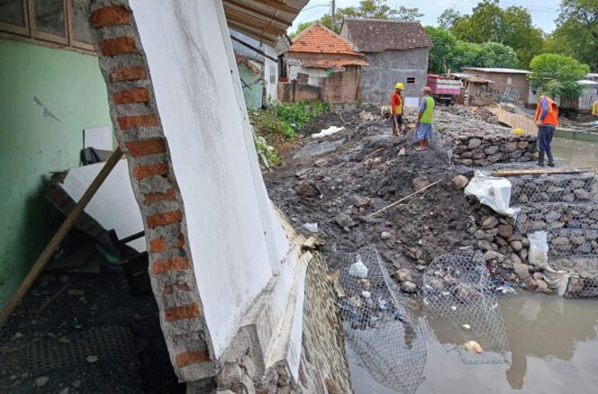
					Kondisi ruang kelas SDN I di Kecamata Kraksaan ambruk. (Foto: Zeqi/Suararakyatindo)