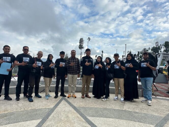 
					Pengurus Ekraf Kabupaten Probolinggo saat foto bersama dengan Sekda Kabupaten Probolinggo di acara Pengukuhan 