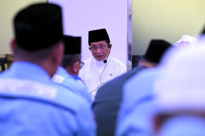 
					Menag Nasaruddin Umar saat memimpin doa bersama dengan petugas Penyelenggara Ibadah Haji, di Mekkah, Kamis (12/6/2025). (Foto: Antara)
