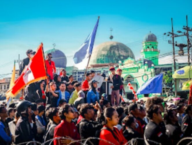 
					Organisasi Cipayung saat melakukan aksi di jalan