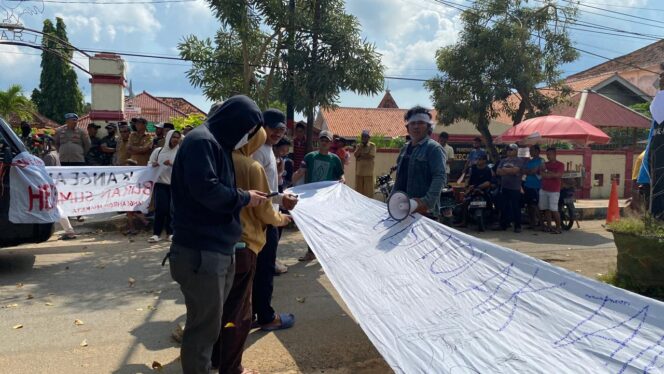 
					FKKB gelar aksi  tolak survei seismik di depan Kantor Camat Arjasa, Senin (16/6/2025). (Sumber foto: Kirwan)