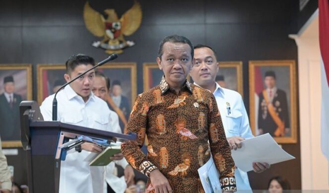 
					Menteri ESDM Bahlil Lahadalia bersama Mensesneg, Prasetyo Hadi dan Sekretaris Kabinet Teddy Indra Wijaya, saat menyampaikan keterangan terkait izin tambang nikel Pulau Raja Ampat di Kantor Kepresidenan, Jakarta, Selasa (10/6/2025). (Foto: Antara)