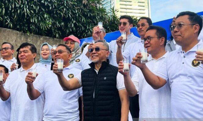 
					Menteri Koordinator Bidang Pangan, Zulkifli Hasan bersama para pejabatnya dalam peringatan Hari Susu Nusantara 2025 di Jakarta, Minggu (15/5/2025). (Foto: Antara)