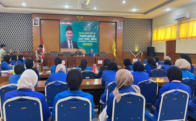 
					Anggota Komisi VII DPR RI, Kaisar Abu Hanifah menggandeng Korps Pergerakan Mahasiswa Islam Indonesia Putri (KOPRI) PMII DIY dalam kegiatan Sosialisasi Empat Pilar MPR RI. (Foto: Istimewa)