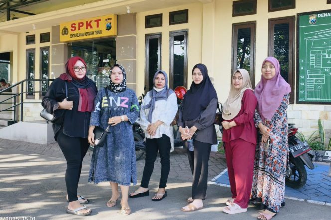 
					7 korban penipuan arisan bodong melaporkan Luluk Nuril ke Polres Probolinggo, Rabu (16/7/2025). Foto: Istimewa)