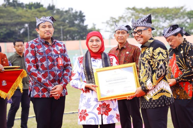 
					Bupati Probolinggo, Mohammad Haris saat menerima penghargaan dari Gubernur Jatim, Khofifah Indar Parawansa. (Foto: Infokom Pemkab Probolinggo)