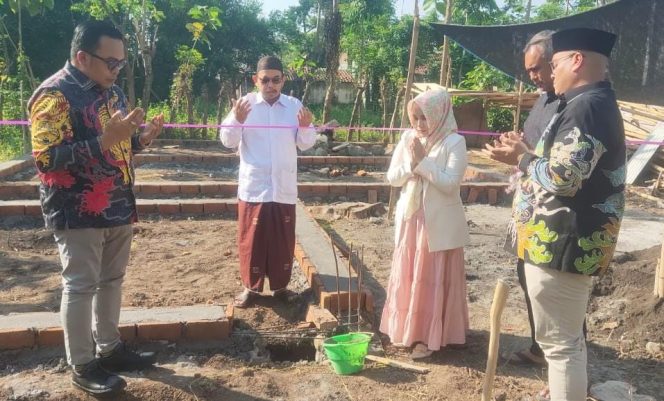 
					Ifa Beauty bersama dengan Anggota DPRD Kabupaten Probolinggo saat peletakan batu pertama klinik Siti Kholifah.