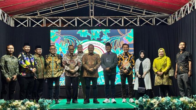 
					Wakil Bupati Kabupaten Probolinggo Ra Fahmi Ahz saat foto bersama dengan jajaran Fraksi PKB dan Ketua Garda Bangsa Kabupaten Probolinggo 