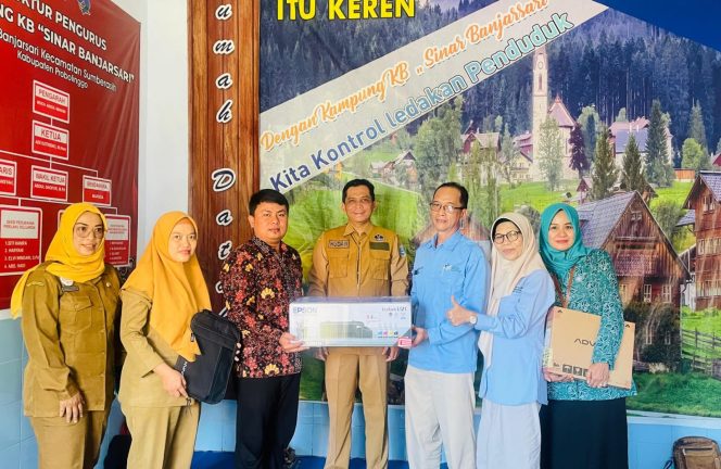 
					Ketua Rumah Dataku Desa Banjarsari, Edi Irgi Ardiansyah saat menerima penghargaan Kategori Digitalisasi Terbaik dalam ajang Apresiasi Rumah Dataku Tingkat Provinsi Jawa Timur yang digelar oleh Perwakilan BKKBN Jawa Timur. (Foto: Istimewa)