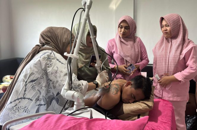 
					Garda Bangsa dan Ifa Beauty Gelar Aksi Sosial Hapus Tato dan Sulam Alis Gratis di kantor DPC PKB Kabupaten Probolinggo, Minggu (27/7/2025). (Foto: Zeqi/Suararakyatindo)