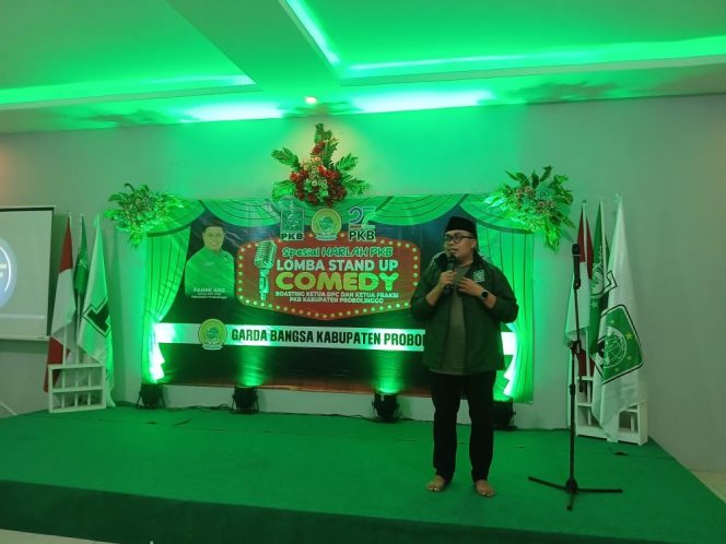 
					Ketua Fraksi PKB Muchlis saat menghadiri acara Stand up Comedy yang di gelar di Kantor DPC PKB Kabupaten Probolinggo 